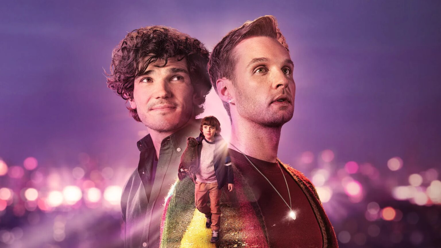 Le créateur de Lost Boys & Fairies dit que la BBC a « encouragé » l'intrigue chemsex : « C'était important que j'y aille » Fra Fee (L) and Sion Daniel Young (R) in a promotional image for BBC gay drama Lost Boys & Fairies
