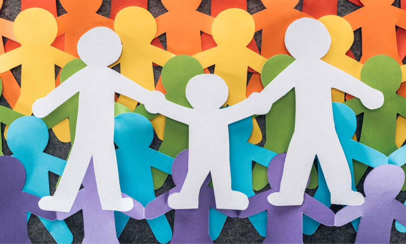 La moitié des parents gays et lesbiennes ont été confrontés à des commentaires négatifs, selon une nouvelle étude inquiétante cut out rainbow people