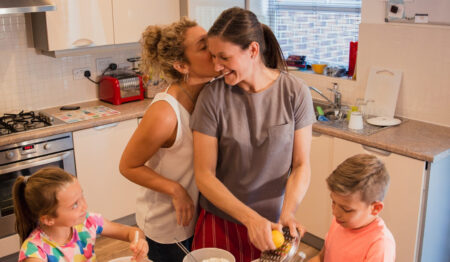 "Je suis une fière maman lesbienne, mais j'ai peur que mon enfant soit victime d'intimidation à l'école"