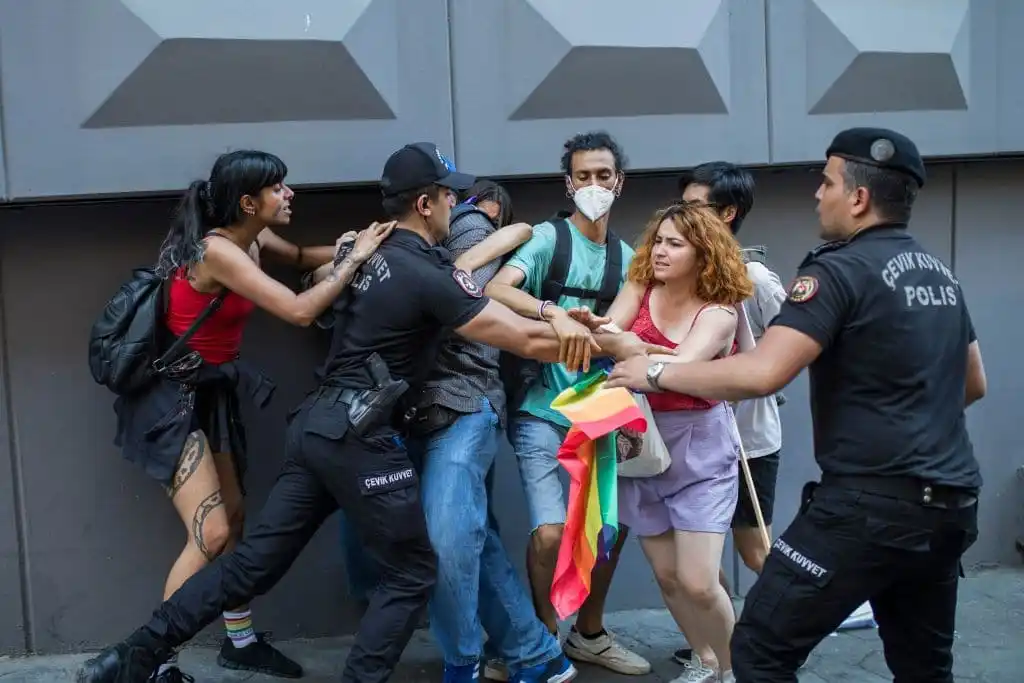 Un policier turc arrête un manifestant lors d'une marche des fiertés à Istanbul