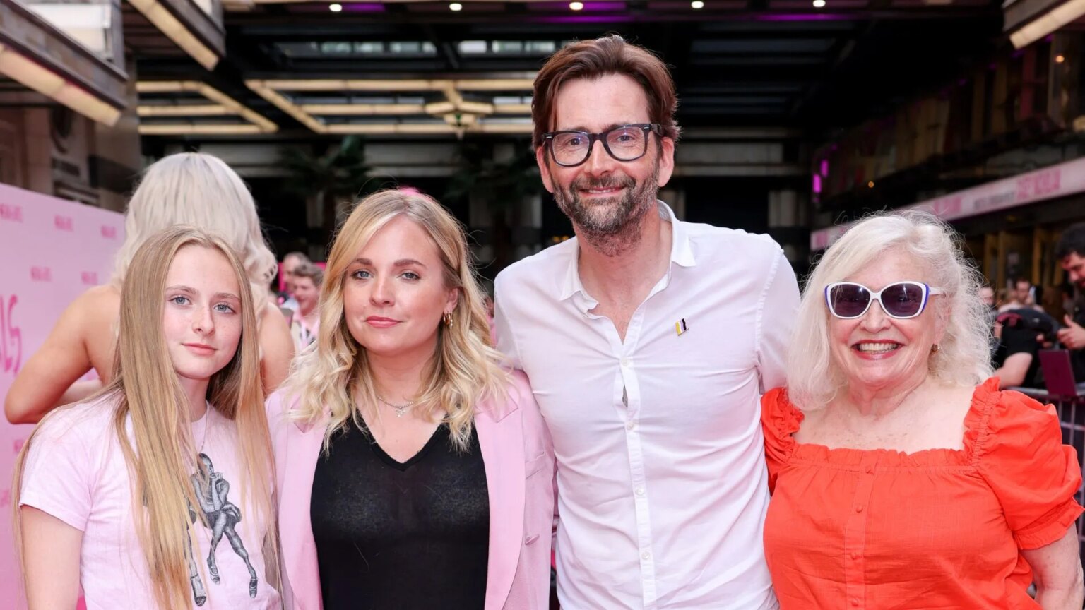 David Tennant porte une épingle non binaire et du vernis à ongles lors de la première de Mean Girls au milieu d'une dispute sur les droits des trans David Tennant and family at the premiere performance of