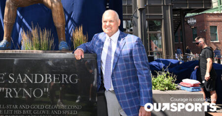 Ryne Sandberg montre qu'il y a de la vulnérabilité, voire des pleurs, dans le baseball lors de l'inauguration de sa statue