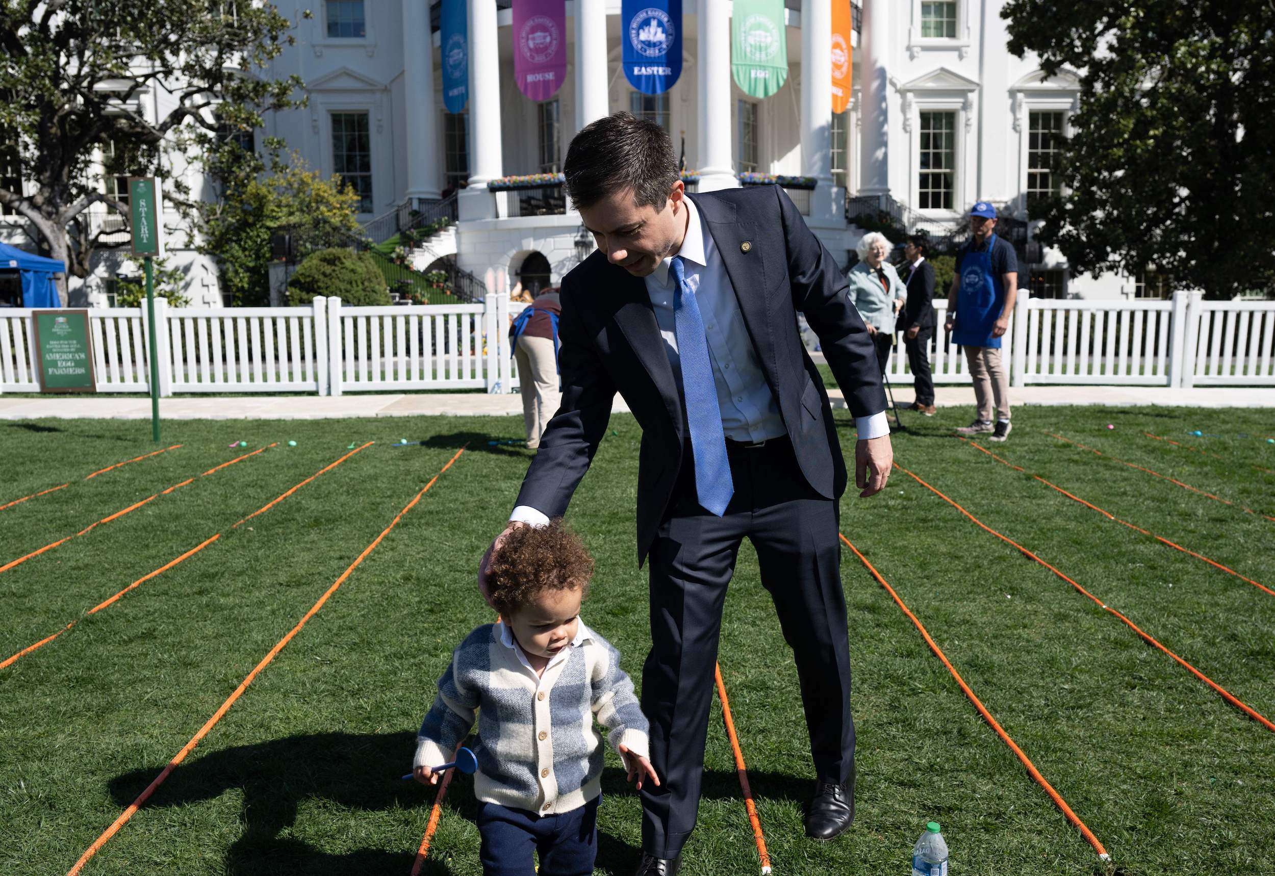 Pete Buttigieg avec son fils Joseph lors du rouleau aux œufs de Pâques annuel à la Maison Blanche.