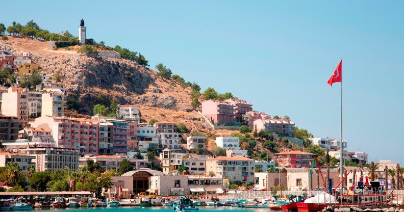 Est-il sécuritaire de voyager en Turquie si vous êtes LGBTQ+ ? Voici ce que vous devez savoir Asie, Turquie, côte sud de la mer Égée, Kusadasi, vue sur la ville. (Marka/Groupe Universal Images via Getty Images)
