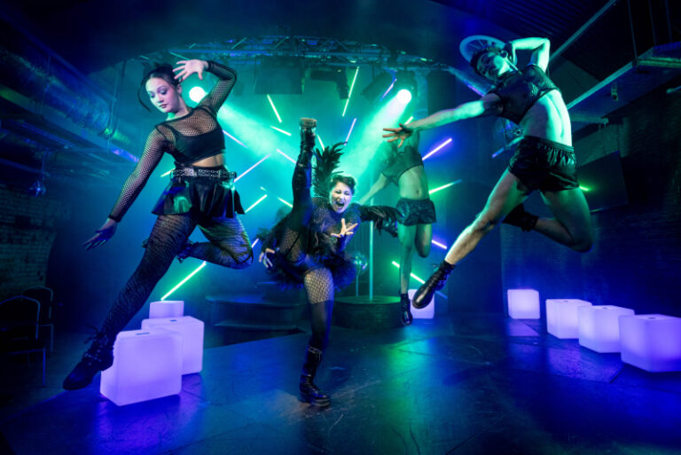 Frances Ruffelle offre une performance captivante de haut niveau dans la reprise de Closer to Heaven – critique