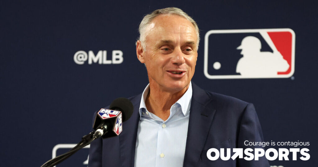 Le commissaire de la MLB, Rob Manfred, dit à Outsports qu'un athlète gay fait son coming-out est une « décision personnelle » et que le baseball le soutiendra Le commissaire de la MLB, Rob Manfred, dit à Outsports qu'un athlète gay fait son coming-out est une « décision personnelle » et que le baseball le soutiendra