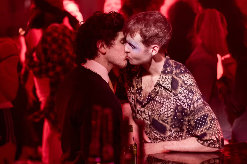 Gabriel (Young) et Andy (Fee) s'embrassant dans Lost Boys and Fairies.