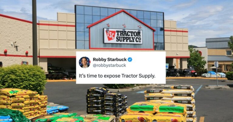 L'entrée d'un magasin de fournitures pour tracteurs avec un tweet superposé au-dessus, dit le tweet "Il est temps d'exposer Tractor Supply"