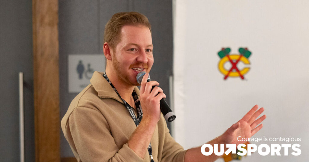 Un manager gay a été licencié par les Blackhawks de Chicago après un article d'Outsports. Il dit que c'était de l'homophobie. L’équipe dit que non. Un manager gay a été licencié par les Blackhawks de Chicago après un article d'Outsports. Il dit que c'était de l'homophobie. L’équipe dit que non.