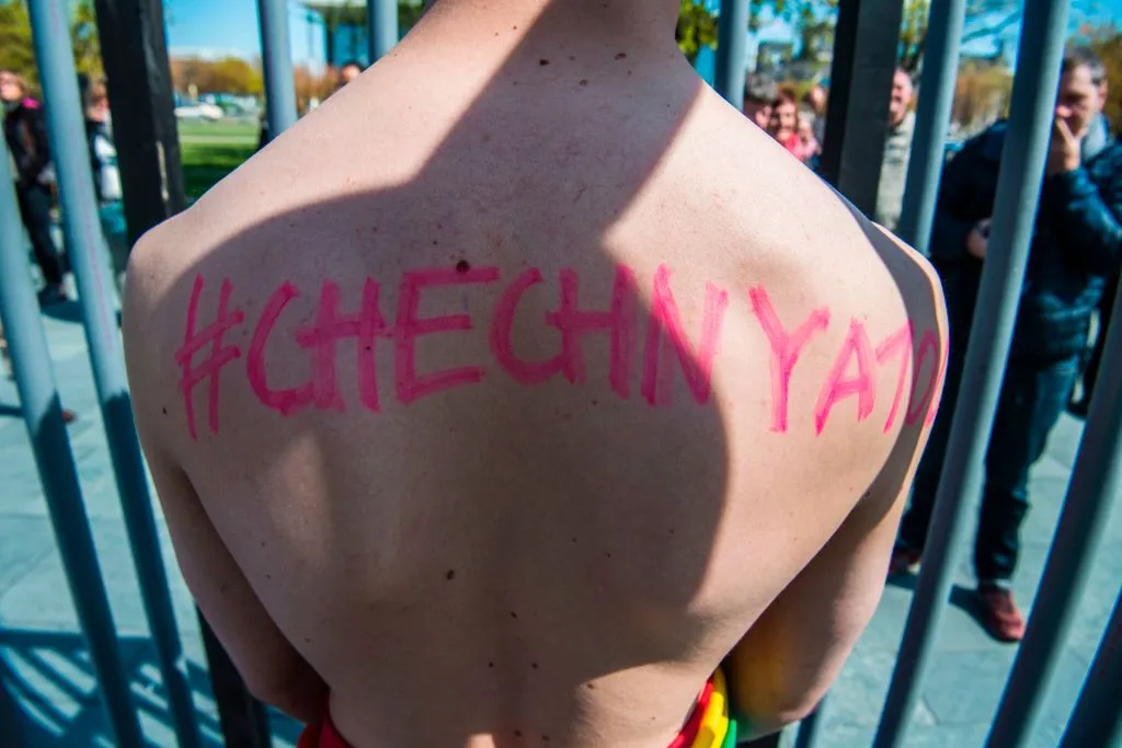 De nombreuses personnes manifestent contre le « génocide gay » en Tchétchénie
