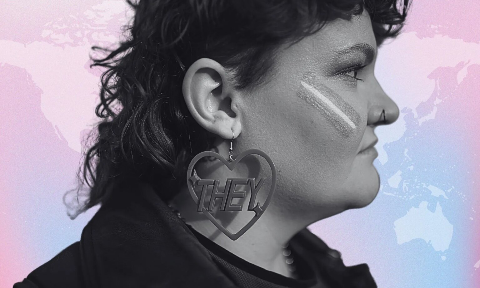 Fatigué du Royaume-Uni ? Ce sont les pays les plus progressistes au monde pour les personnes trans The side profile of a person infront of a world map in the trans colours.