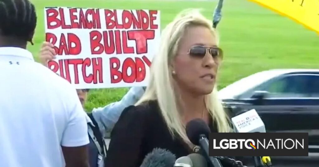 Marjorie Taylor Greene, victime de harcèlement lors d'une conférence de presse dans une prison « hors des rails » Marjorie Taylor Greene, victime de harcèlement lors d'une conférence de presse dans une prison « hors des rails »