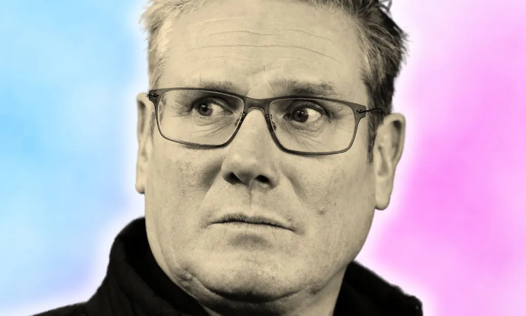 Une image éditée de Keir Starmer devant un fond rose et bleu.