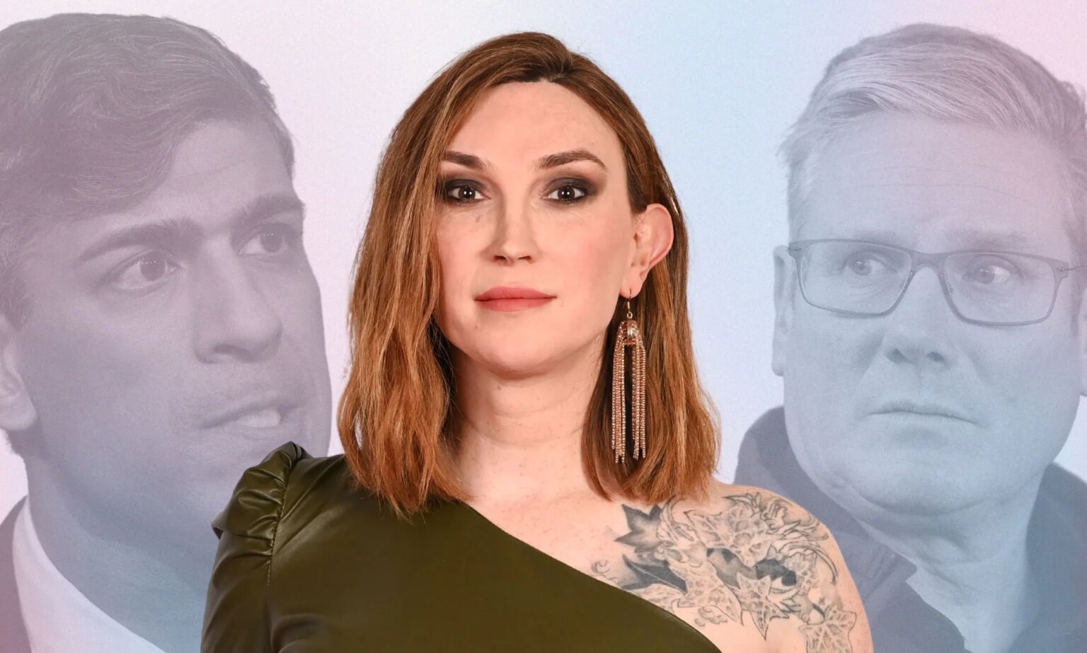 L'auteure Juno Dawson sur ce qu'elle espère du parti travailliste : « Je ne veux pas que les élections concernent les personnes trans » Author Juno Dawson in a green dress and shoulder length hair. Behind her, Rishi Sunak and Keir Starmer