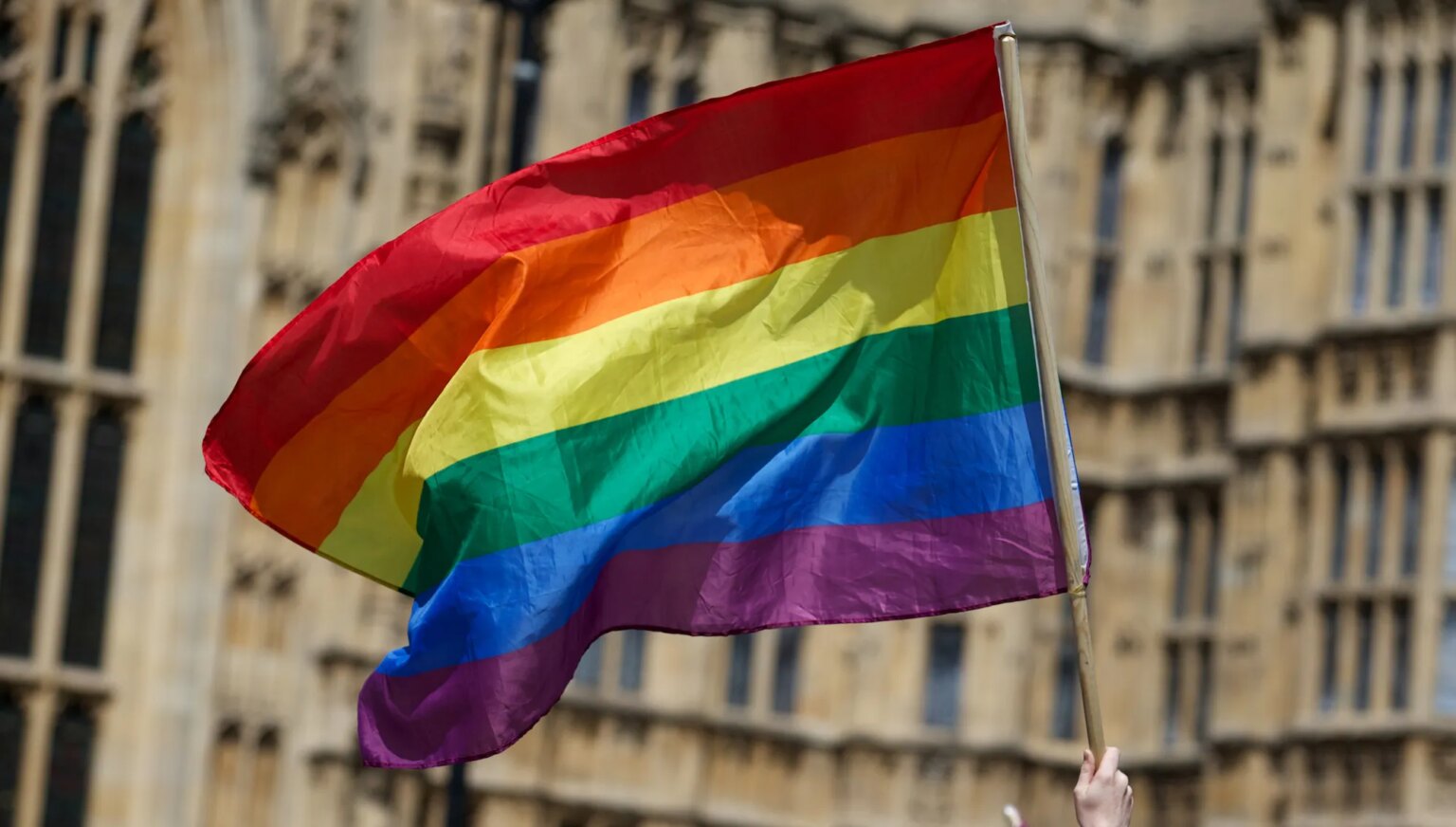 Le nombre de députés LGBTQ+ déclarés a diminué après les élections, mais le parti travailliste a des raisons d'être fier An LGBTQ+ pride flag flying outside parliament