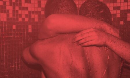 Des homophobes bouleversés après avoir eu soif par accident en regardant une photo porno gay