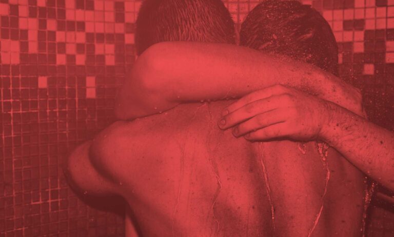 Des homophobes bouleversés après avoir eu soif par accident en regardant une photo porno gay