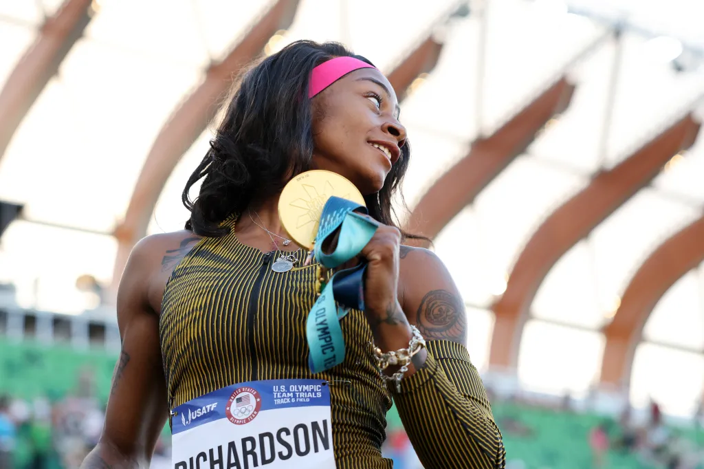 Carri Richardson pose avec sa médaille d'or après avoir remporté la finale du 100 mètres féminin