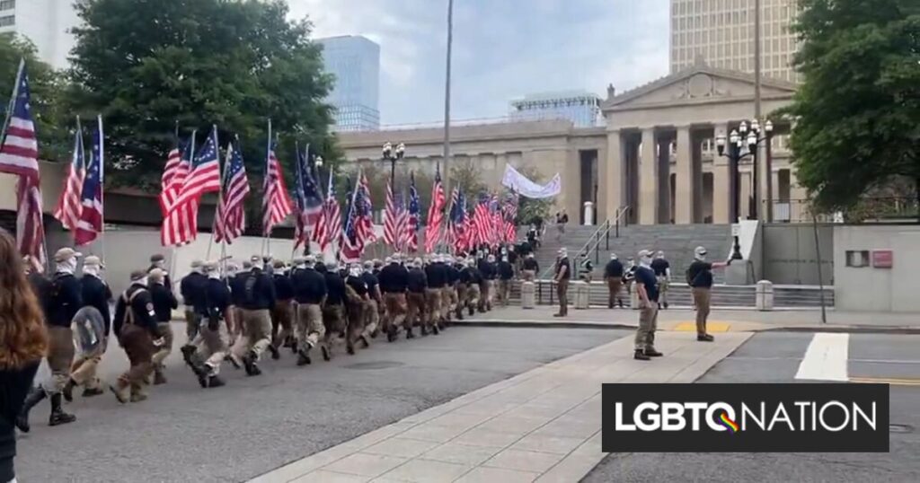 Des suprémacistes blancs défilent à Nashville en cachant leur visage Des suprémacistes blancs défilent à Nashville en cachant leur visage