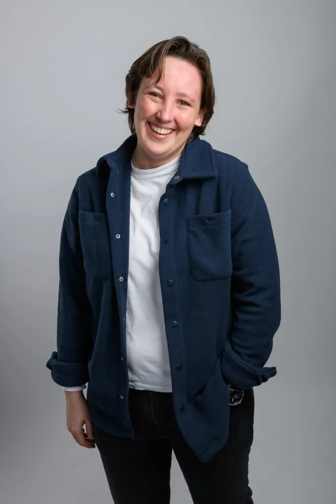 Mhairi Black : La politique n'est pas pour moi au festival Fringe d'Édimbourg. Mhairi sourit à la caméra, vêtue d'un t-shirt blanc et d'une veste boutonnée bleu marine.