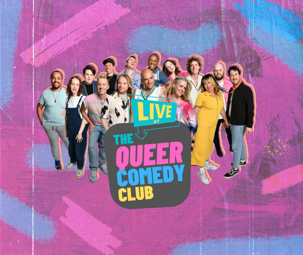 Plusieurs artistes du Queer Comedy Club apparaissant sur un fond rose et bleu.