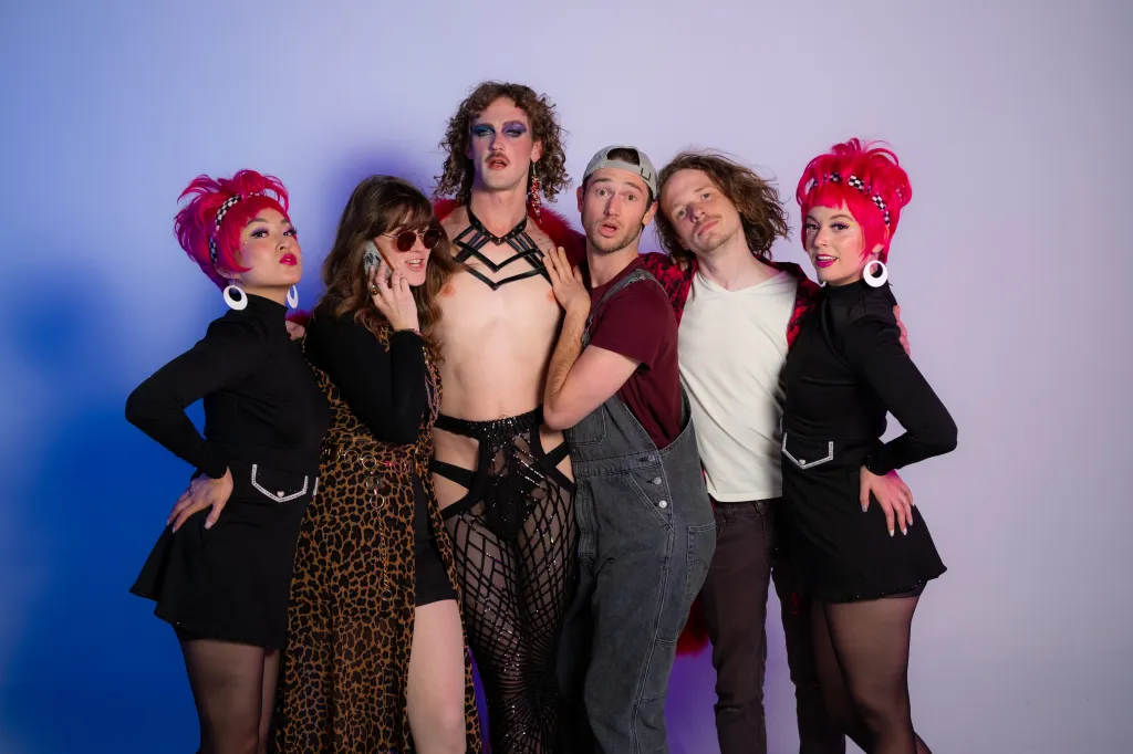 Les six membres de Sex, Camp, Rock 'N Roll posant ensemble.