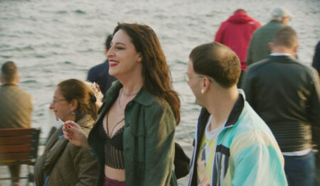 Crossing vous emmène au cœur du underground queer d'Istanbul