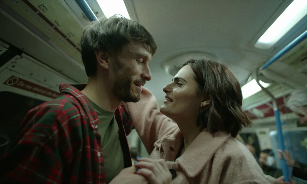 Nava Mau serre la main de Richard Gadd dans une image tirée de la série Netflix Baby Reindeer.