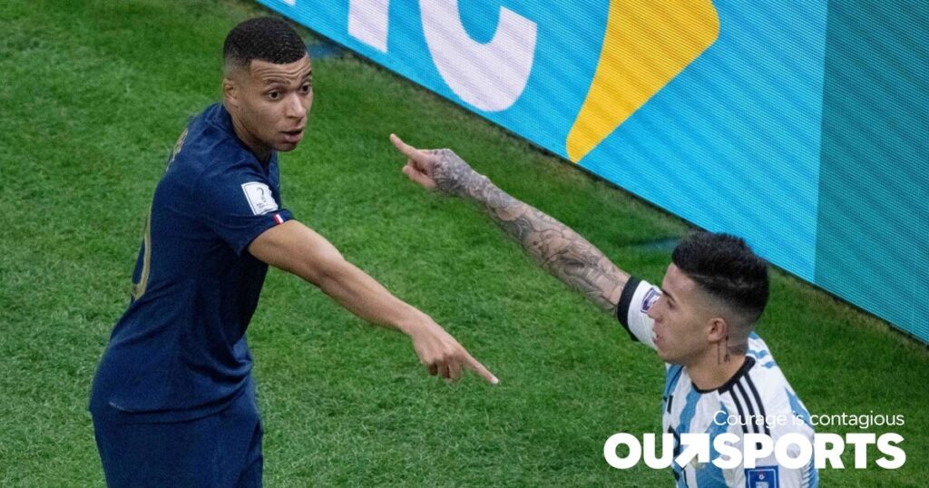 Les joueurs argentins scandent des slogans racistes et transphobes alors que la FIFA enquête Les joueurs argentins scandent des slogans racistes et transphobes alors que la FIFA enquête