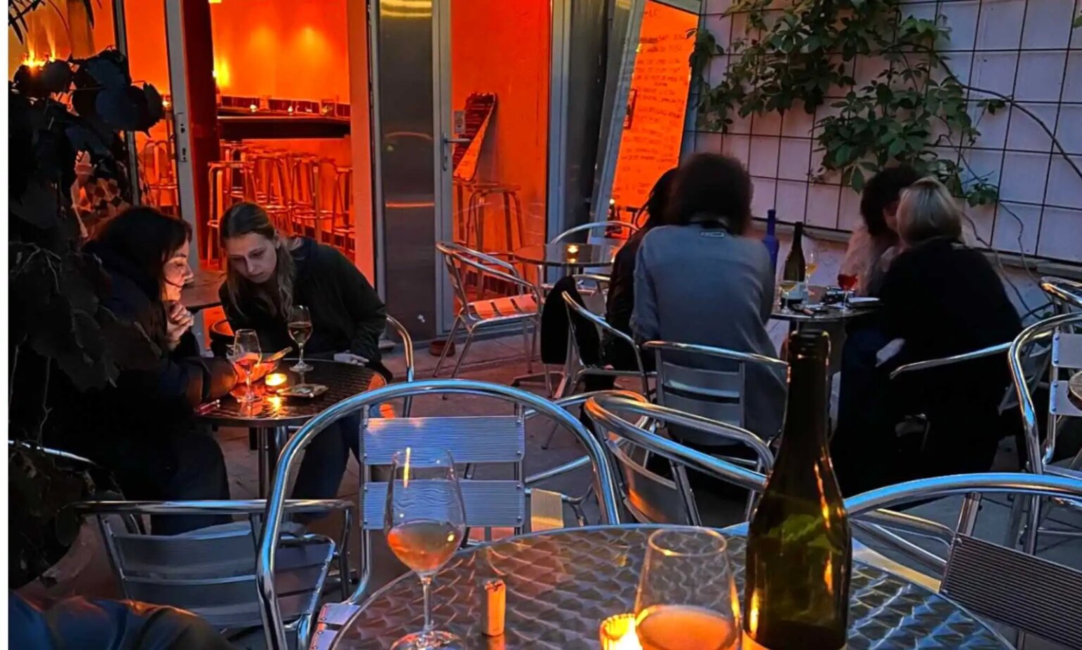 Des milliers de personnes réclament des horaires plus longs et une capacité plus importante pour le nouveau bar lesbien de Londres La Camionera in London