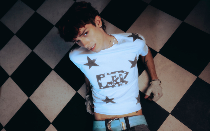 Monty Keates continue de défier les genres avec l'hymne hyper-rock EASY