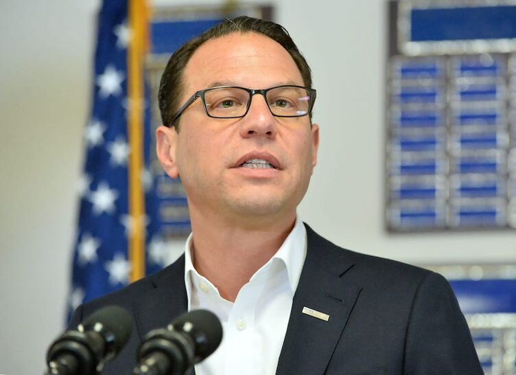 Le gouverneur de Pennsylvanie, Josh Shapiro, s'exprime lors d'une visite au centre pour personnes âgées d'Erie West pour discuter des programmes de réduction des impôts fonciers et des loyers pour les personnes âgées le 4 mai 2023.