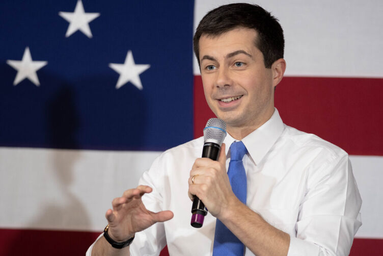 Le maire de l'époque, Pete Buttigieg, s'exprime lors d'un événement municipal sur le campus du sud du New Hampshire