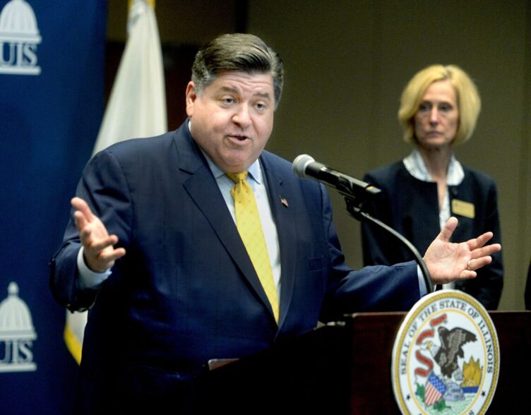 Le gouverneur de l'Illinois, JB Pritzker, s'exprime à l'Université de l'Illinois à Springfield le mercredi 31 mai 2023.