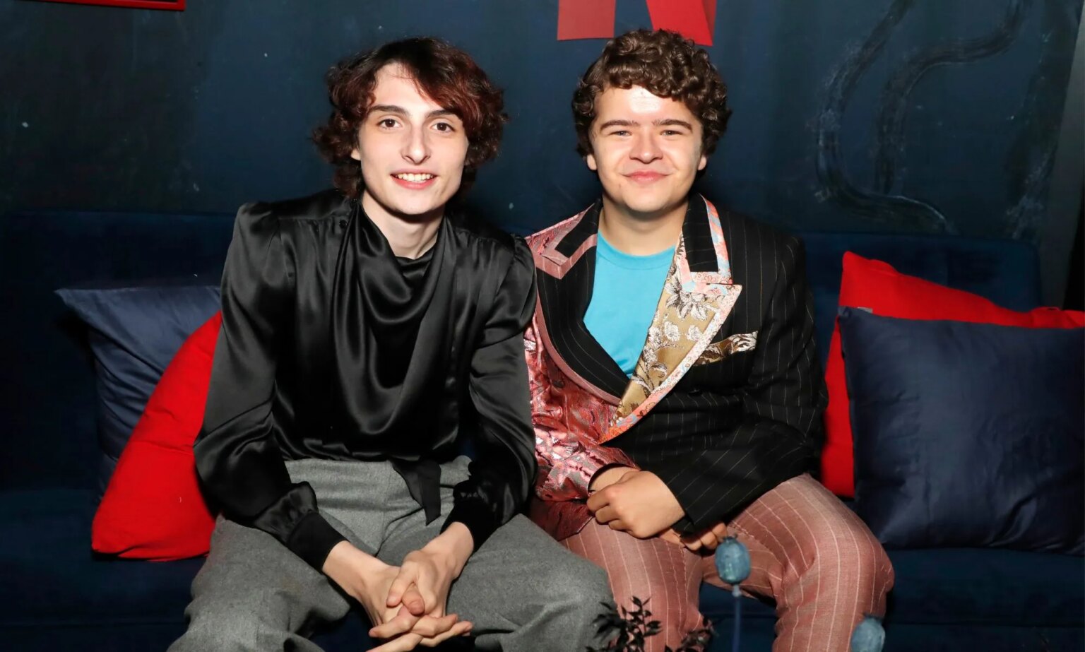 Les stars de Stranger Things, Gaten Matarazzo et Finn Wolfhard, aperçus main dans la main : « Objectifs d'amitié » Finn Wolfhard and Gaten Matarazzo at the Stranger Things season 4 premiere