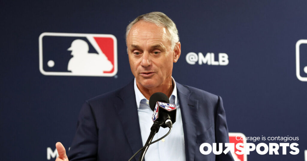 La MLB a attribué son match des étoiles aux Rangers du Texas, une équipe qui n'a pas adhéré à la Pride. Le commissaire Rob Manfred explique maintenant pourquoi. La MLB a attribué son match des étoiles aux Rangers du Texas, une équipe qui n'a pas adhéré à la Pride. Le commissaire Rob Manfred explique maintenant pourquoi.