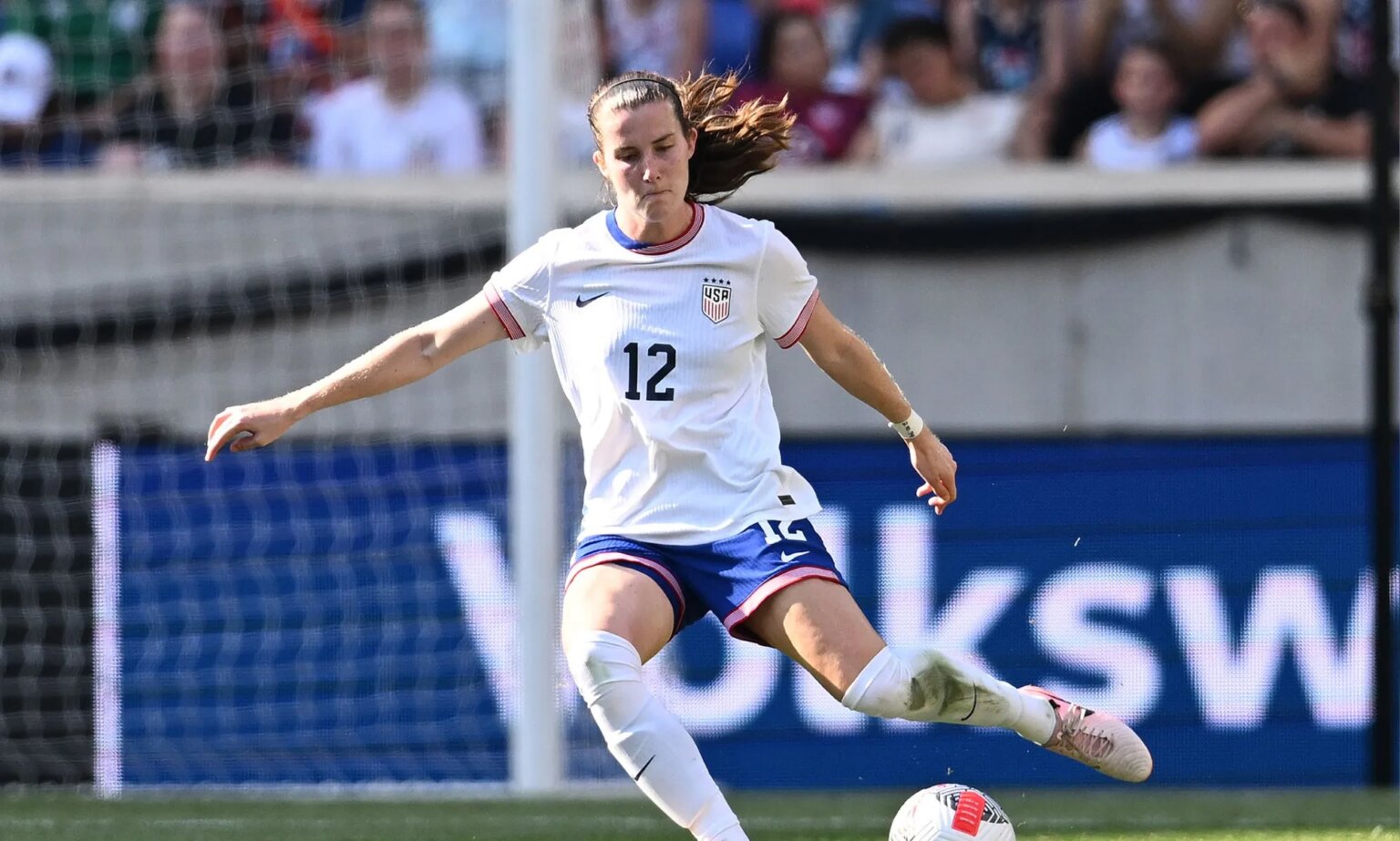 Paris 2024 : Qui sont les joueuses LGBTQ+ de l'équipe féminine américaine de football ? USWNT player Tierna Davidson, who identifies as LGBTQ+, kicking a ball