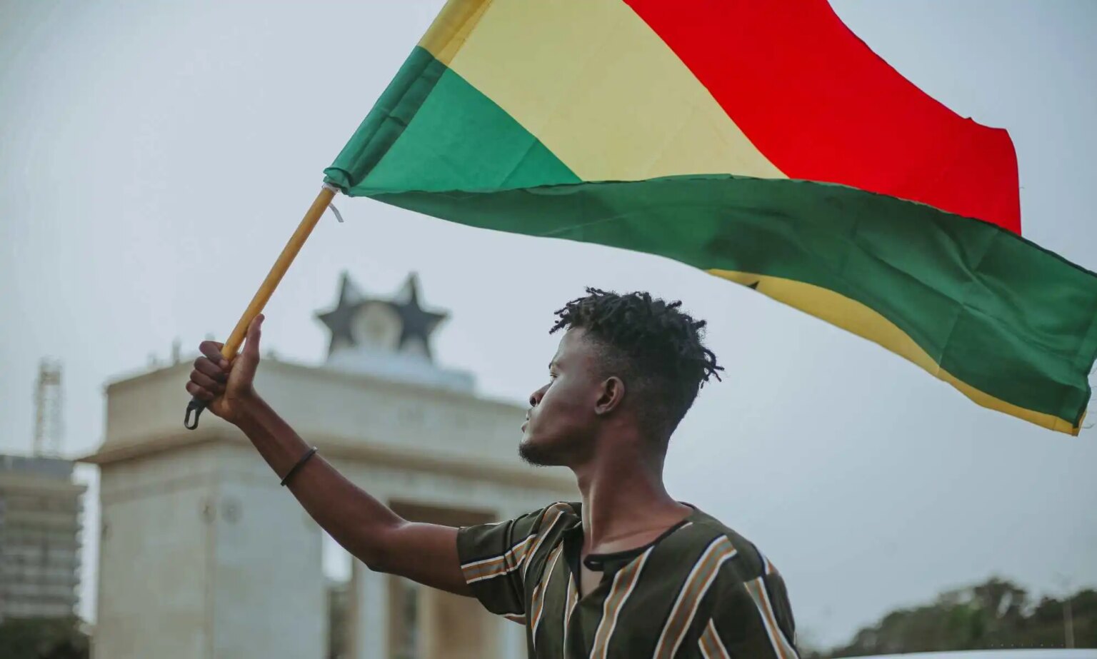 Ghana : les personnes LGBTQ+ « effrayées » sont obligées de choisir entre rester ou fuir, selon un militant Ghana flag