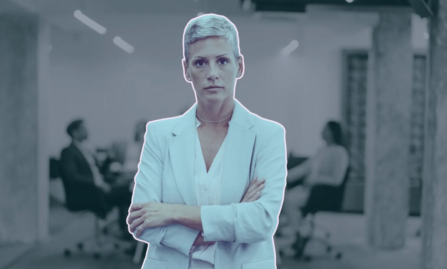 Un « plafond de verre arc-en-ciel » empêche-t-il les professionnels LGBTQ+ d’accéder aux conseils d’administration ? This is an image of an LGBTQ+ professional. She is a woman and she looks frustrated and her arms are folded. In the backgroud there are people in a meeting room.