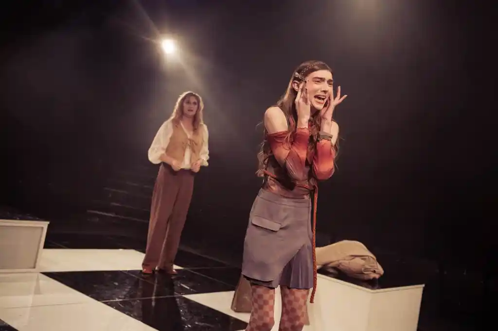 Joni Ayton-Kent (à gauche) et Mary Malone (à droite) dans Le Prince. (Mark Senior)