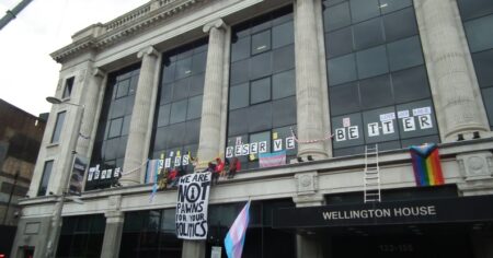 Manifestation devant les bureaux du NHS England par des enfants trans méritent mieux