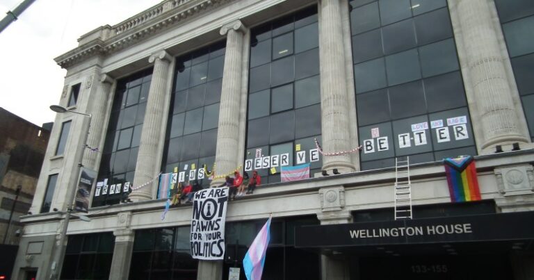 Manifestation devant les bureaux du NHS England par des enfants trans méritent mieux