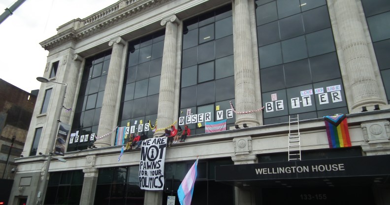 Des adolescents trans occupent un rebord au siège du NHS England : « Des vies sont en jeu » Manifestation devant les bureaux du NHS England par des enfants trans méritent mieux