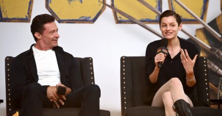 Hugh Jackman, à gauche, et Emma Corrin, à droite.