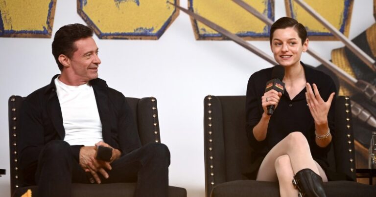 Hugh Jackman, à gauche, et Emma Corrin, à droite.