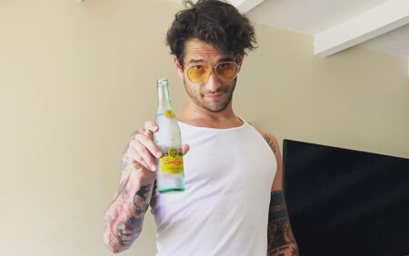 Tyler Posey, de Teen Wolf, parle de sa relation avec un travailleur du sexe dans la bande-annonce de Surreal Life
