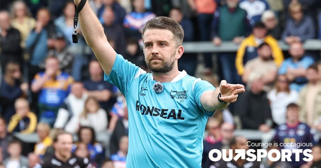 Un arbitre professionnel, qui a publiquement révélé son homosexualité pour mettre en évidence l'homophobie, s'attaque au « cloaque » des réseaux sociaux Un arbitre professionnel, qui a publiquement révélé son homosexualité pour mettre en évidence l'homophobie, s'attaque au « cloaque » des réseaux sociaux