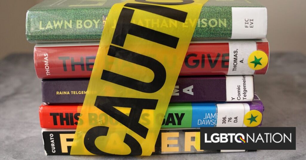 Une femme lutte contre l'interdiction des livres anti-LGBTQ+ en envoyant des livres homosexuels dans les États républicains Une femme lutte contre l'interdiction des livres anti-LGBTQ+ en envoyant des livres homosexuels dans les États républicains
