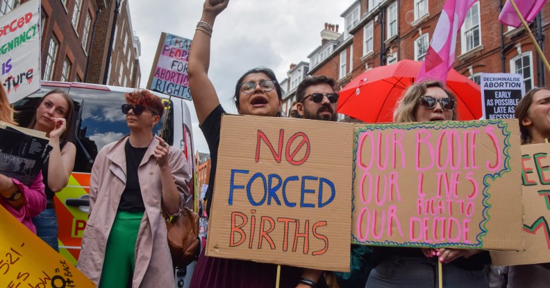 Une femme risque d'être jugée après s'être vu prescrire des pilules abortives du NHS par courrier Une femme a affirmé qu'elle était confrontée à un procès après avoir subi un avortement prescrit par le NHS. (Stock Image/Getty)