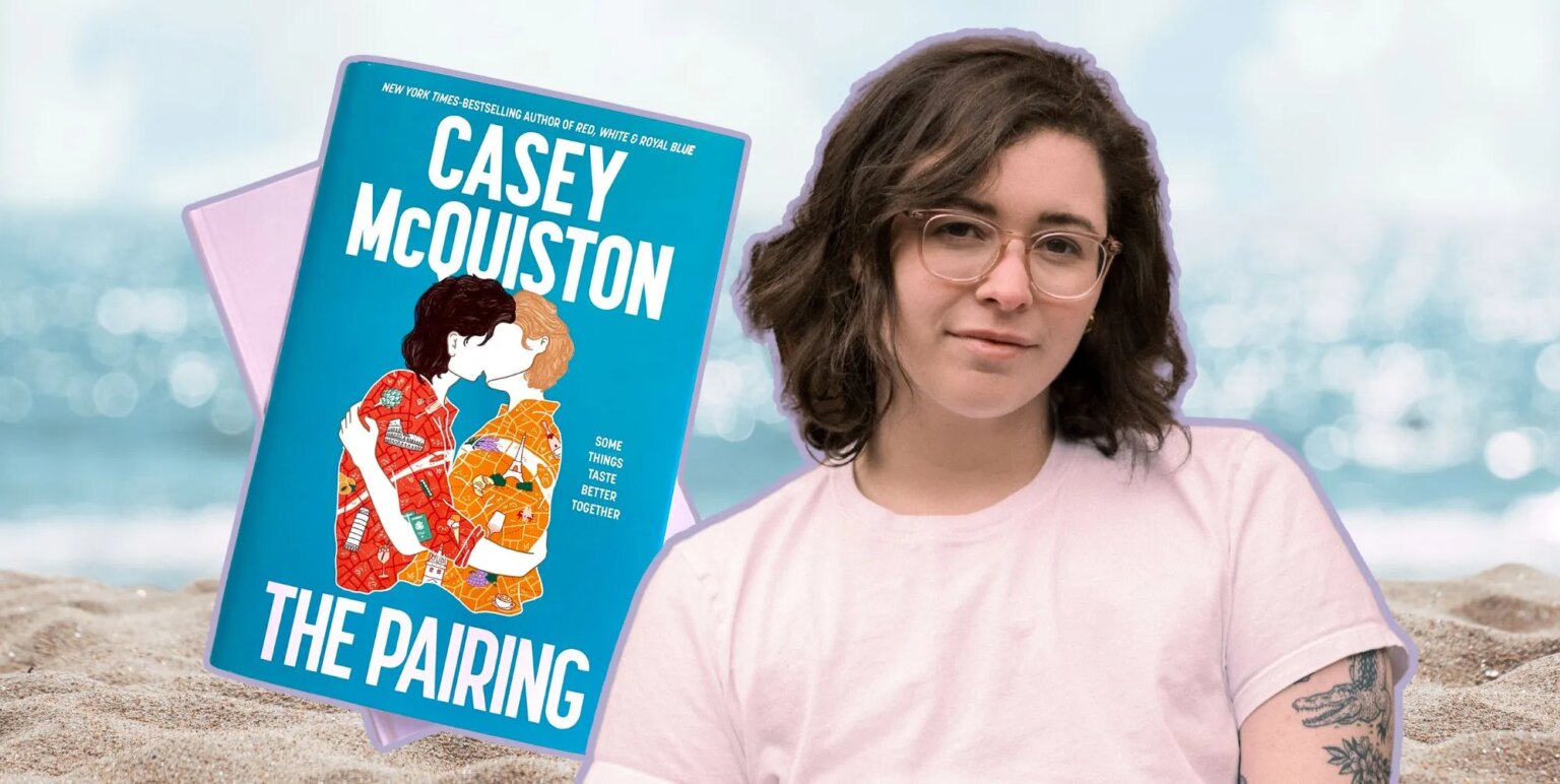 Le nouveau roman de l'auteur de Red, White & Royal Blue est la lecture non binaire la plus excitante de l'été An image of author Casey McQuiston, their new book The Pairing, against a sun, sea and sand background.